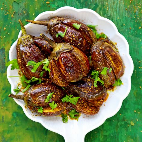 Achari Bharwa Baingan is a crispy, spicy, masala stuffed Indian side dish made with baby brinjal. Learn how to make tawa fry achari baingan. Achari Baingan, Baigan Recipes, Baingan Masala, Baingan Recipe, Indian Side Dishes, Fenugreek Seeds, Chapati, Indian Dishes, Side Dish Recipes