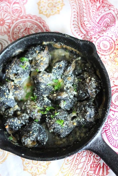 Snail Recipes, Garlic Parmesan Butter, Escargot Recipe, Parmesan Butter, Easy Recipes For Dinner, Recipe Appetizers, Restaurant Appetizers, Kid Friendly Recipes, Bizarre Foods