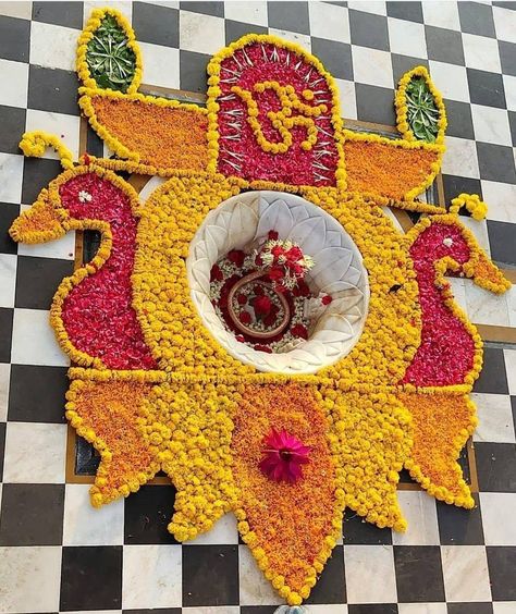 Real Flower Rangoli Designs, Real Flower Rangoli, Flower Rangoli Designs Creativity, Welcome Rangoli, Floral Rangoli, Rangoli Flower, Flower Rangoli Designs, Diwali 2024, Simple Flower Rangoli