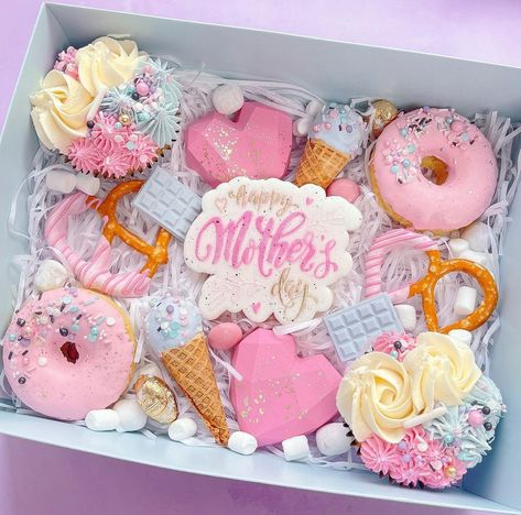 Mother’s Day Breakable Heart, Mom Box, Mothers Day Desserts, Dessert Boxes, Mothers Day Cake, Cupcake Boxes, Biscuit Cake, Edible Arrangements, Sweet Box