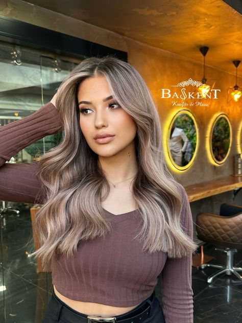 March Hair Color Ideas 2024: Brunettes, Blonde, Pink, and Aesthetic Trends 90s Hair Trends, Blonde For Fall, Soft Wavy Hair, Medium Blonde Hair, Black Hair Balayage, Blond Balayage, Brunette Hair With Highlights, Dark Hair With Highlights, Spring Hair Color