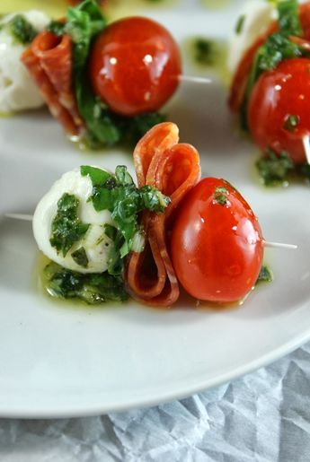 Caprese Bites, Tomatoes Mozzarella, Basil Vinaigrette, Wedding Appetizers, Fingerfood Party, Party Food Appetizers, Yummy Appetizers, Wedding Food, Appetizers For Party