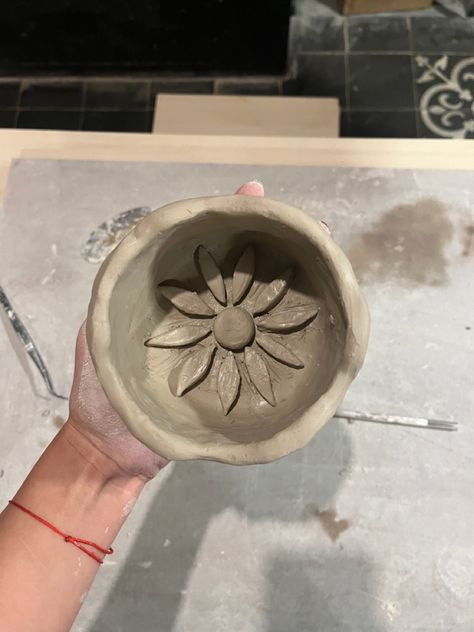 #potterymaking #ceramics #bowl #flower #handmade #aesthetic #ceramicstudio #ceramicsdaily #pottery Ceramics Bowl, Handmade Aesthetic, Bowl Pottery, Ring Bowl, Flower Sculptures, Flower Handmade, Flower Bowl, Ceramic Studio, Pottery Making