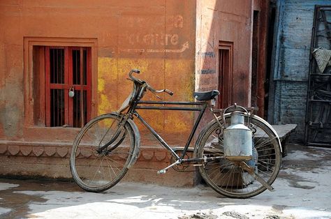 A Milkmans cycle, Varanasi, India Indian Cycle, Indian Milk, Vintage Cycles, Vintage India, Study Photography, India People, Indian Photoshoot, Indian Dance, Indian Architecture