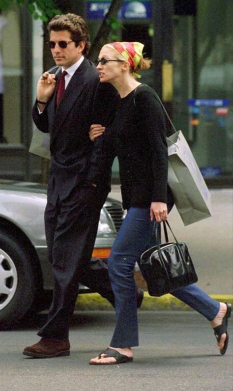 Carolyn Bessette, Ladylike Style, Jfk Jr, Casual Outfit Inspiration, Fashion Icons, Iconic Style, Celebrity Outfits, Look At You, In Boston