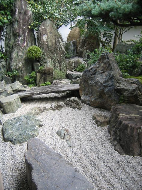 10 Garden Ideas to Steal from Japanese Zen Masters - Gardenista Garden Landscaping Design Ideas, Japanese Gardens Design Ideas, Japanese Rock Garden, Small Japanese Garden, Zen Rock Garden, Japanese Garden Landscape, Zen Garden Design, Japanese Zen Garden, Rock Garden Design