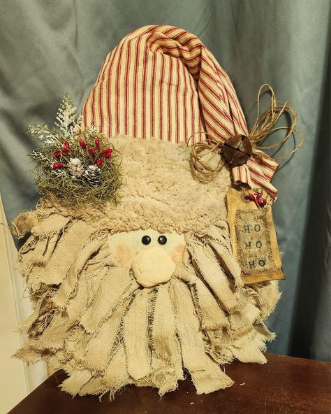 Primitive Gnomes Diy, Primitive Christmas Crafts, Primitive Christmas Decorating, Santa Crafts, Primitive Santa, Christmas Tree Art, Country Christmas Decorations, Santa Figurines, Christmas Themes Decorations