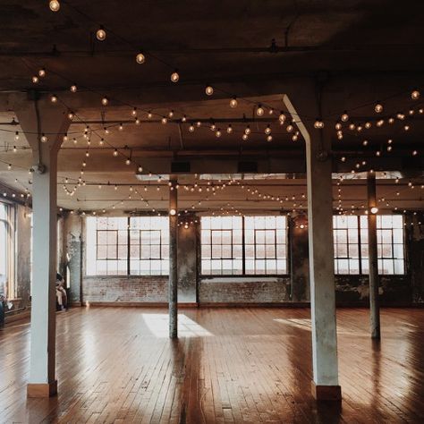 Photo Sala Yoga, Minimalist Reception, Dance Studio Design, Industrial Wedding Inspiration, Studio Pilates, Yoga Studio Design, Warehouse Wedding, Yoga Space, Pilates Studio