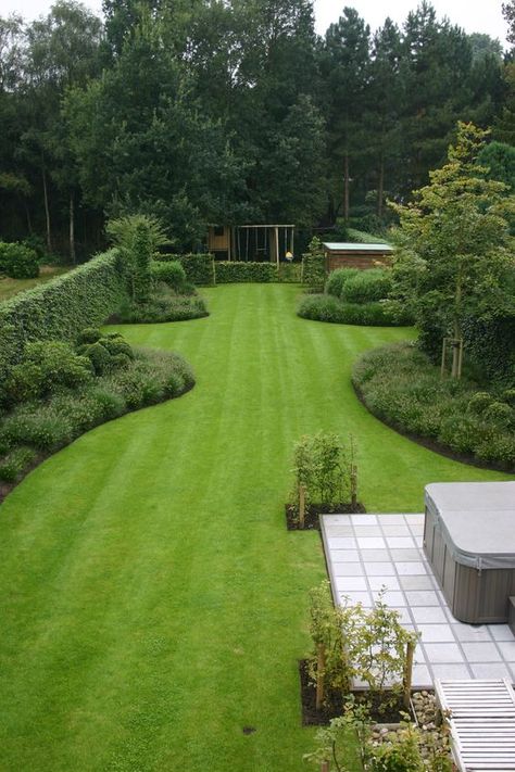 Gardeners' Secrets for Maintaining Your Lawn in Autumn - L'Essenziale Garden Design Ideas On A Budget, Large Backyard Landscaping, Taman Diy, Small Front Yard, Small Front Yard Landscaping, Garden Design Layout, Desain Lanskap, Walled Garden, Large Backyard