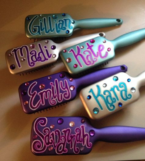 Cute brushes I made for high school dance team members. Social Officer Ideas Drill Team, Dance Craft Ideas, Dance Sister Gift Ideas, Dance Gift Ideas, Dance Competition Gifts, Competition Gifts, Sister Gift Ideas, Cheerleader Gifts, Dance Team Gifts