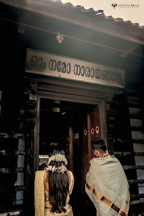 Kerala Wedding Aesthetic, Kerala Temple Wedding, Kerala Wedding Couple, Mallu Wedding, Tamil Aesthetic, Indian Retro, Old Fashioned Love, Kerala Wedding, Desi Love