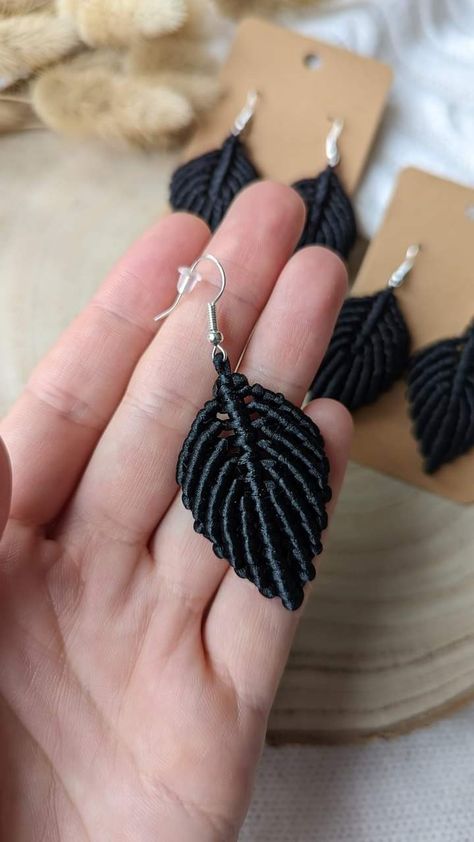 Crochet Flower Earrings, Macrame Earrings Tutorial, Diy Macrame Earrings, Macrame Jewelry Tutorial, Macrame Colar, Ankle Bracelets Diy, Macrame Knots Tutorial, Macrame Bracelet Patterns, Crochet Bedspread Pattern