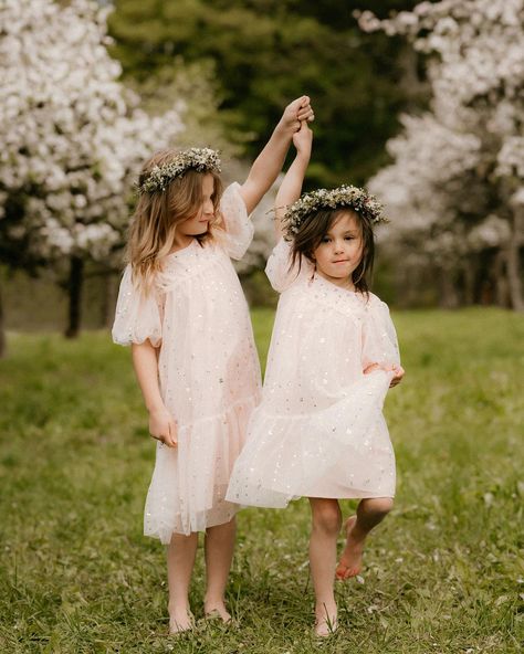 “I have you, and you have me, honey” - @ocieelliott ❤️❤️❤️ Sisters in the orchard at @merridalecider @jadesoluk #cowichanvalleyphotographer #vancouverislandphotographer #bcphotographer #sisters #familyphotographer #familyphotography #sisterlove Sisters Photoshoot Poses Kids, Young Sisters Photoshoot, Big And Little Sister Photoshoot, Big Sister And Little Sister Pictures, Sister Photoshoot Kids, Sisters Portrait, Sister Photoshoot, Portrait Flowers, Fam Photos