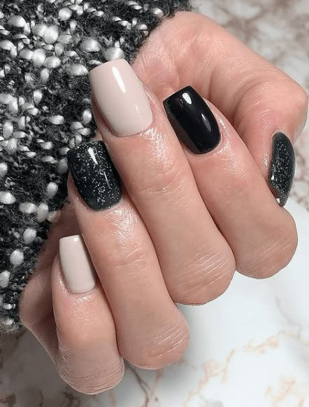 Pretty Nails For Winter Short, Rock Concert Nail Ideas, Winter Nails Dip Powder Colors, Classy Nails Short Winter, Winter 2022 Nails, Silver Winter Nails, January Nails Ideas Simple, Festive Nail Ideas, Rock Nails