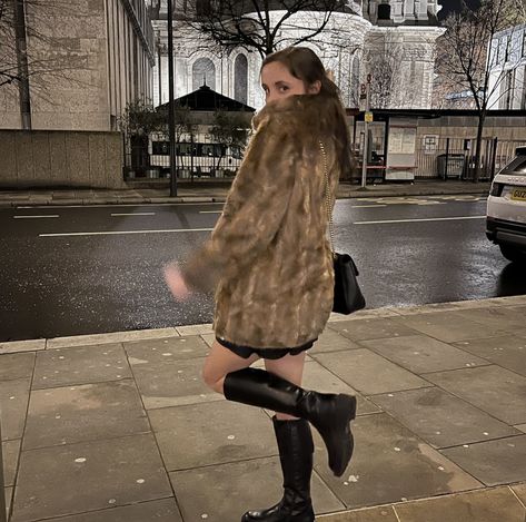 Black Knee high boots, brown fur coat, old money aesthetic Fur Coat Skirt Outfit, Old Money Boots, Raye Concert, Brown Fur Coat Outfit, Black Fur Coat Outfit, Fur Coat Aesthetic, Fur Coat Outfits, Knee High Boots Brown, Outfit London