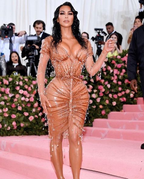 Kim Kardashian��’s “wet look” for the 2019 Met Gala. Done by Manfred Thierry Mugler Estilo Kim Kardashian, Estilo Kardashian, Kim Kardashian Dresses, Met Gala Outfits, Met Gala Dresses, Kim Kardashian Outfits, Gala Outfit, Kardashian Outfit, Kim Kardashian And Kanye