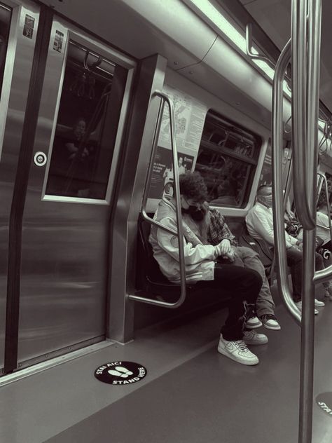 subway couple aesthetic Couple In Subway Aesthetic, Metro Couple Aesthetic, Ny Subway, The Originals Characters, Cute Cute, Original Characters, Couple Aesthetic, Aesthetic Videos, Manhattan