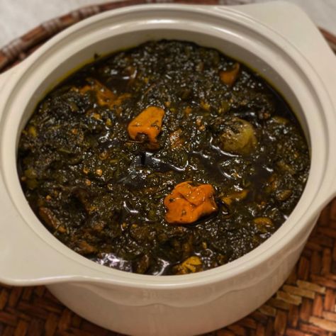 ELEVATE. YOUR. KITCHEN on Instagram: “Someone bring the rice. 🍚 #potatoleaves #stew #spinachstew #guinee #guineeconakry #liberianfood #liberia #yummy #africanfood #ghana” Guinean Food, Cameroonian Food, Bake Meals, Childhood Food, African Recipes Nigerian Food, African Dishes, Africa Food, African Recipes, Nigerian Food