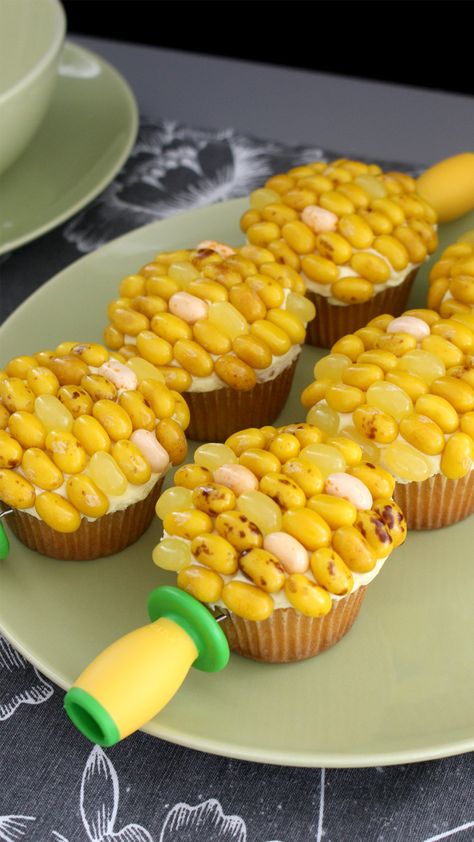 Love corn? Don’t stop at dinner! These cupcakes look just like roasted corn and would be the cutest addition to a summer BBQ! Corn Roast Party Decorations, Cheese Rose, Corn Ideas, Corn Decorations, Corn Theme, Corn Party, Corn Cupcakes, Corn Decor, Apple Cream Cheese