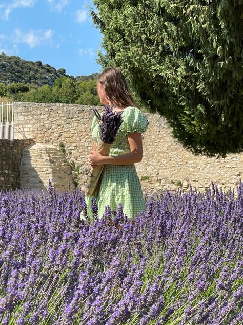 Lavender Fields Outfit, Lavender Field Outfit, Lavender Farm Outfit, Lavender Girl Aesthetic, Lavender Picking, Senior Picture Ideas Lavender Field, Lavender Field Photoshoot, Farm Picture Ideas, Lavender Farm Photoshoot