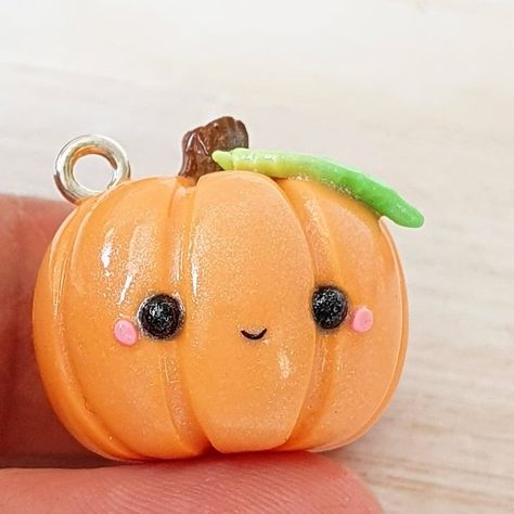 Pumpkin Clay, Pumpkin Keychain, Kawaii Pumpkin, Clay Date, Polymer Clay Halloween, Halloween Clay, Clay Keychain, Air Dry Clay Projects, Clay Crafts Air Dry