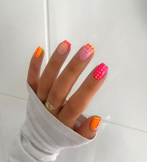 Ibiza Nails, Dot Nail Designs, Dot Nails, Cute Short Nails, Short Gel Nails, Simple Gel Nails, Damaged Nails, Summery Nails, Polka Dot Nails