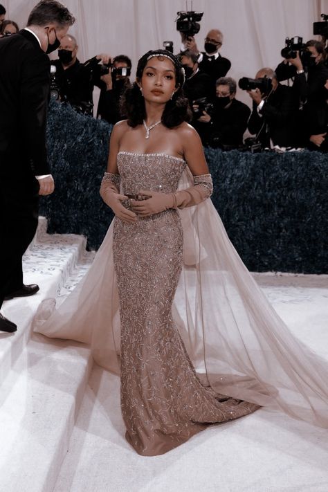 Brown Met Gala Dress, Met Gala Gilded Glamour, Old Hollywood Met Gala, Met Gala Themed Prom Dresses, Best Met Gala Looks Of All Time, Prom Dresses Met Gala Theme, Met Gala Prom Theme Dress, 90s Met Gala, Met Gala Wedding Theme