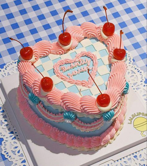 Pink and blue vintage heart shaped cake with a checkerboard design on top Kitsch Birthday Cake, Kitsch Cake Vintage, Classic Cake Designs Vintage, Retro Vintage Cake, Retro Bday Cake, Retro Cake Aesthetic, Fake Cake Decorating Ideas, Non Traditional Birthday Cake Ideas, Vintage Cake Nails