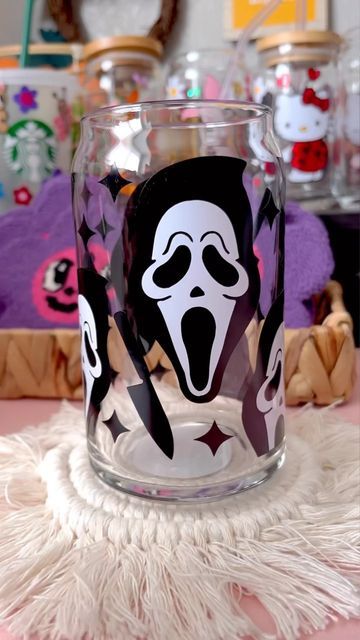 Horror Movie Cups, Ghostface Tumbler, Halloween Cup Ideas, Cricut Cups, Starbucks Cup Art, Diy Tie Dye Techniques, Halloween Bedroom Decor, Rhinestone Cups, Paint Bar