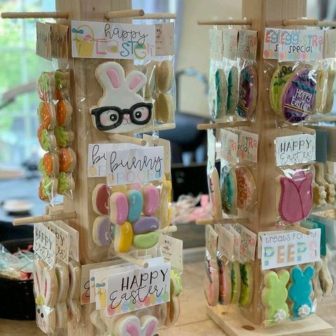 Bake Sale Displays, Cookies Meringue, Cookie Tips, Farmers Market Display, Cookie Display, Popup Shop, Easter Sugar Cookies, Cookie Business, Spring Cookies