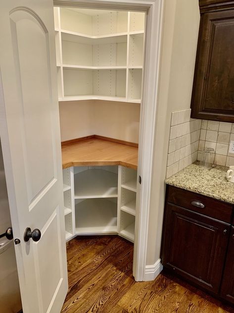 Pantry Closet Design, Små Rum Lidt Plads, White Pantry, Corner Pantry, Pantry Remodel, Pantry Closet, Kitchen Pantry Design, تصميم للمنزل العصري, Kitchen Farmhouse