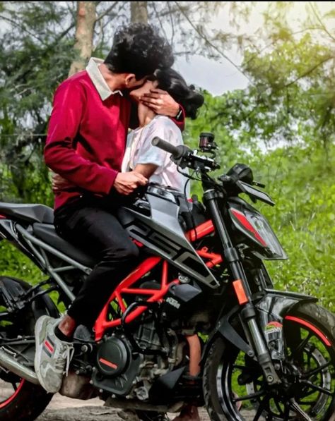 Bike Couples Photography, Bike Yamaha, Love Feeling Photos, Ab De Villiers Photo, Camera Cartoon, Cute Movie Scenes, Couple Goals Teenagers Pictures, New Photo Style, Gals Photos