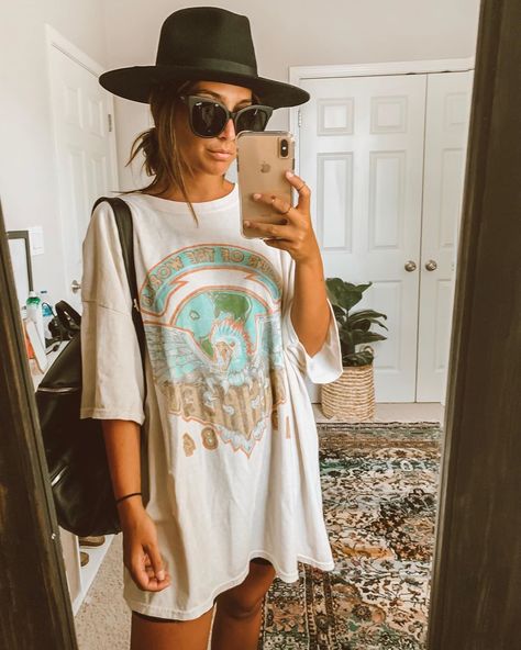 Casual Summer Outfits Biker Shorts, Oversized Tee Dress Outfit, Western Biker Shorts Outfit, Oversized Band Tee Outfits Summer, Band Tee And Shorts Outfit, Band Tee Summer Outfit, Graphic Tee Biker Shorts Outfit, Colorful Biker Shorts Outfit, Oversized Band Tee Outfits