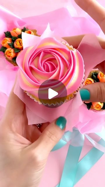 Cupcake For Mother's Day, How To Decorate Cupcakes Like Flowers, Edible Flowers Cupcakes, Small Cupcake Bouquet, Easy Cupcake Bouquet, Cupcakes For Mother's Day, Cupcake Flowers Tutorial, Diy Cupcake Bouquet, How To Make Cupcake Bouquets