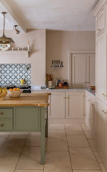 The kitchen cabinets and walls painted in Archive, a very pale pink by Farrow & Ball Terra Cotta Kitchen, Farrow And Ball Kitchen, Old Fashioned Kitchen, Kitchen Wall Colors, Kitchen Colour Schemes, Farrow And Ball, Brown Furniture, Marble Wood, New England Style