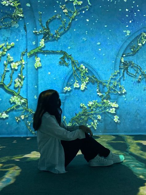 Van Gogh Interactive Museum, Museum Dates Aesthetic, Art Museum Date Aesthetic, Instagram Solo Picture Ideas, Van Gogh Museum Outfit, Summer Date Aesthetic, Museum Instagram Pictures, Self Date Aesthetic, Museum Picture Ideas