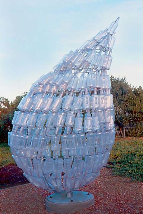 Amazing sculpture! Earth tear - or - "How many bottles of Vodka will it take to see the Earth cry?" Trash Sculpture Recycled Art, Trash Sculpture, Abstract Furniture, Beta Club, Crystal Ideas, Recycle Sculpture, Waste Art, Eco Art, Plastic Bottle Art