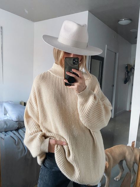 Cream Felt Hat Outfit, White Brim Hat Outfit, Outfits With Felt Hats For Women, Flat Rimmed Hat Outfit, Wide Brimmed Hat Outfit, Fedora Hat Fall Outfit, Beige Fedora Hat Outfit, Wide Brim Hat Outfit Winter, White Cowboy Hat Outfit