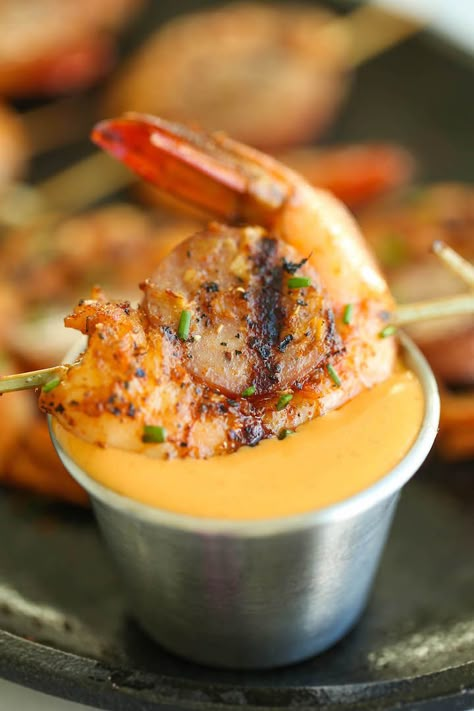 Cajun Shrimp and Sausage Skewers - These cute skewers are packed with juicy sausage and shrimp with homemade cajun seasoning. And the flavors are AH-MAZING! Cajun Shrimp And Sausage, Sausage Skewers, Shrimp And Sausage, Homemade Cajun Seasoning, Mini Hamburgers, Shrimp Sausage, Bowl Party Food, Shrimp Appetizers, Shrimp Skewers