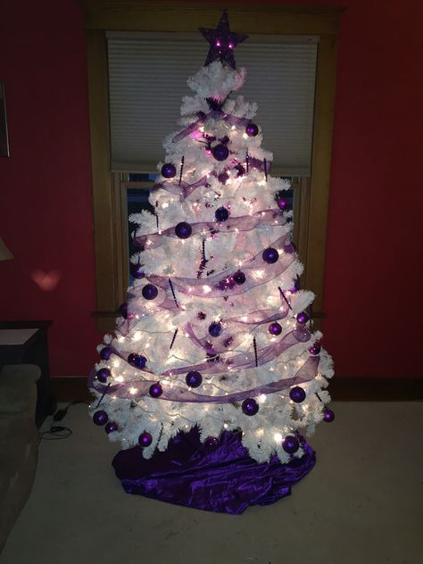 White tree with purple decorations White Christmas Tree With Purple Decor, White Christmas Tree Purple Decorations, Christmas Tree Ideas Purple Silver, Silver And Purple Flocked Christmas Tree, Pink Christmas Tree With Purple Ornaments, Small White Christmas Tree, Purple Christmas Lights, Christmas Lights In Bedroom, Purple Light Tree