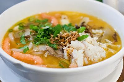 Banh Canh Cua: Vietnamese Thick Noodles in Crab Soup. Shrimp cakes. Broth. Paprika, cooking oil, fish sauce, pork powder, Udon noodles, Vietnamese scallions, bean sprouts, straw mushrooms, pork, garlic Banh Canh, Crab Soup Recipe, Thick Noodles, Crab Soup Recipes, Yummy Noodles, Shrimp Cakes, Food Makeup, Crab Soup, Macaroni Recipes