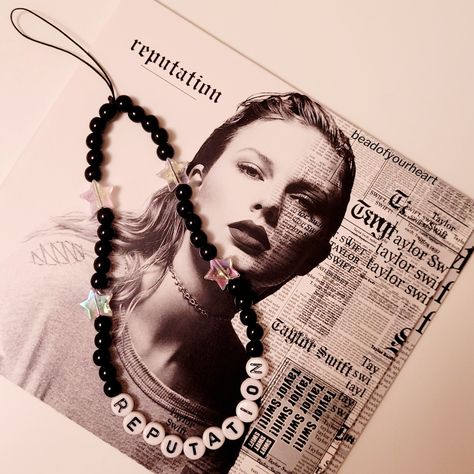 Taylor Swift Phone Charm Ideas, Taylor Swift Phone Charm, Phone Chains, Taylor Swift Reputation, Homemade Bracelets, Cell Phone Charms, Friendship Bracelets Designs, Bracelet Craft Diy, Taylor Swift Funny