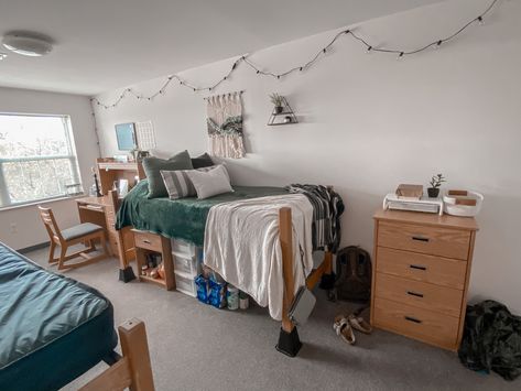 Emerald Dorm Room, Forest Green Dorm Room, Emerald Green Dorm Room, Green Dorm Bedding, Green Dorm Room Ideas, Green Comforter Bedroom, Classy Dorm Room, Green Dorm Room, Dorm Room Comforters