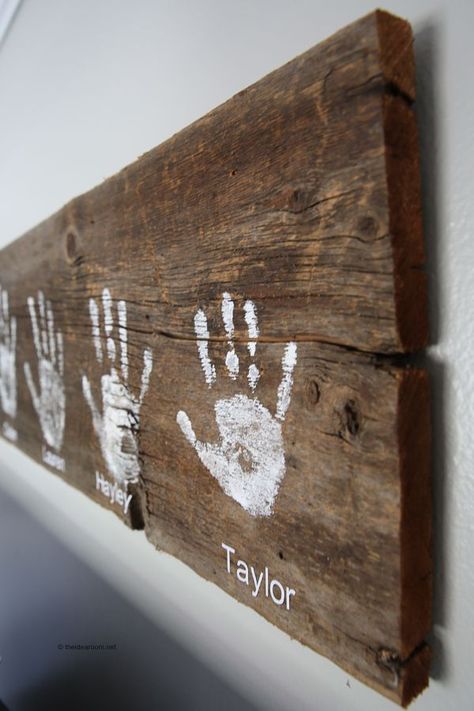 Handprint Wall Sign - Gorgeous handprint project for your home! Handprint Wall, Envelope Christmas, Family Gift Baskets, Christmas Crafts For Adults, Hand Prints, Christmas Gifts For Coworkers, Diy Wood Signs, Mom Diy, Christmas Crafts For Gifts