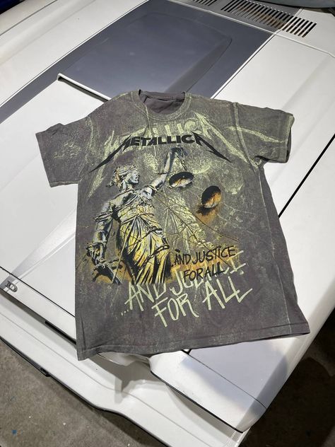 Vintage Tee Outfit Men, Tee Outfit Men, Vintage Tee Outfit, Metallica Vintage, Dr Closet, Tshirt Design Inspiration, Graphic Tees Vintage, Men's Tops, Tee Outfit