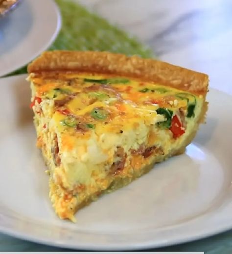 Bacon Egg And Cheese Quiche, Egg And Cheese Quiche, Breakfast Pie Recipes, Easy Quiche Recipe, Bacon And Cheese Quiche, Recipe With Bacon, Pastries Recipes, Breakfast Pie, Breakfast Pizza Recipe