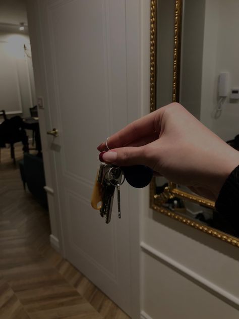 #home #key #apartment Keys To First Apartment, Apartment Hallway Aesthetic, First Apartment Keys, Keys To Apartment Goals, House Keys In Hand, New Apartment Aesthetic Keys, House Keys Aesthetic, New House Keys Aesthetic, Key Apartment