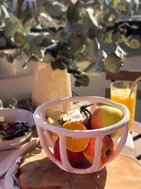 Handmade unique textured fruit bowl made out of clay in beige Modern Bathroom Wall Art, Cozy Kitchen Decor, Resin Fruit, Fruits Snacks, Ceramic Fruit Bowl, Pottery Pots, Decorative Storage Baskets, Aesthetic Kitchen, Snack Bowls