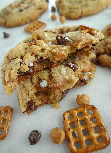 Sweet & Salty Kitchen Sink Cookies {Panera Copycat} Kitchen Sink Cookies Panera, Tasty Deserts, Kitchen Sink Cookies Recipe, Mmm Cookies, Panera Recipes, Panera Copycat, Sink Cookies, Kitchen Sink Cookies, Everything But The Kitchen Sink