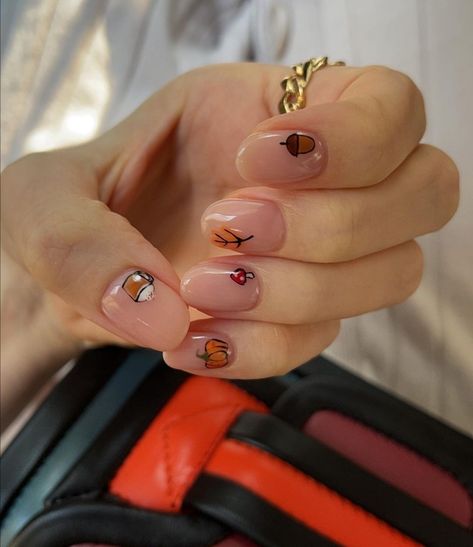 Leaf Nail Design Fall, Leaf Nail Art Fall, Acorn Nails Designs, Fall Negative Space Nails, Minimal Autumn Nails, Simple Leaf Nail Art, Simple Pumpkin Nail Art, Fall Nails Leaf Design, Leaf Fall Nails